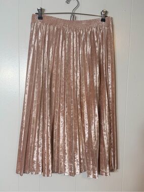 Pleated Velvet Midi Skirt in Blush pink